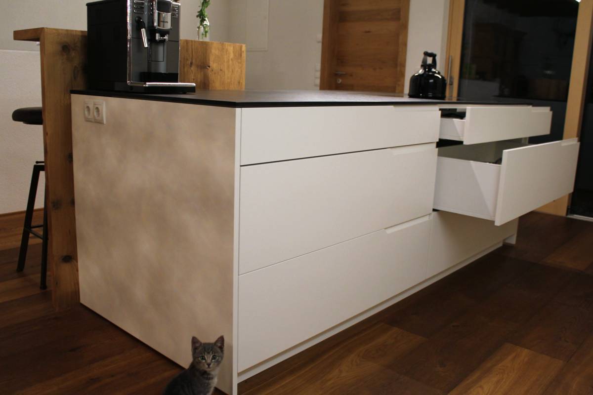 Küche Insel weiß Katze Schleiflack
