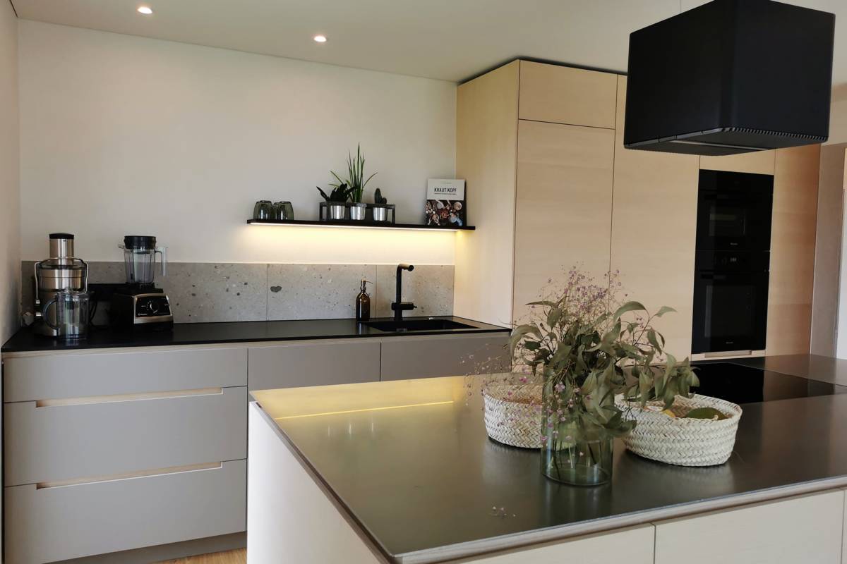 Küche Fenix Esche Holz