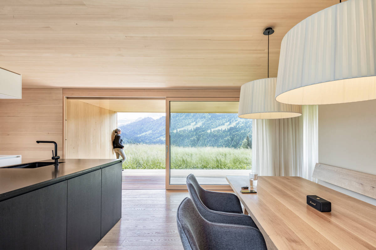 Dunkle Insel, Küche, Weiß, Holz, Bregenzerwald