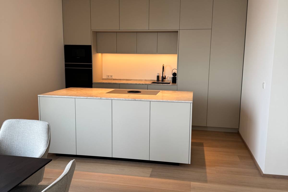 Küche, warmer Grauton, Stein hell,