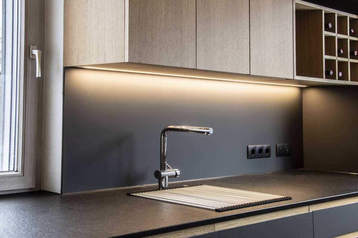 Fenix Eiche Küche Insel Weinregal LED