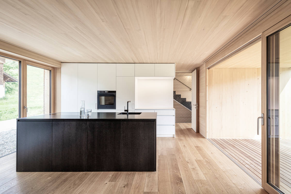 Dunkle Insel, Küche, Weiß, Holz, Bregenzerwald