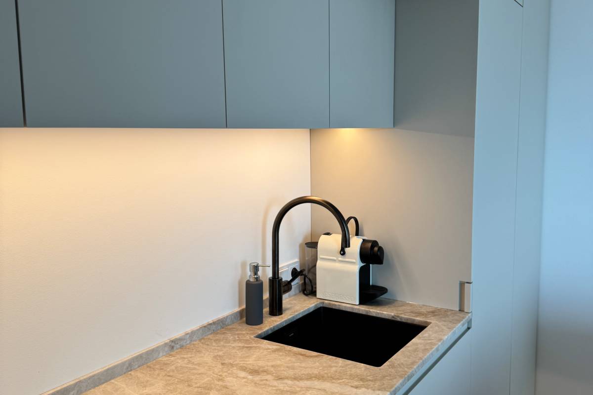 Küche, warmer Grauton, Stein hell, Küchennische