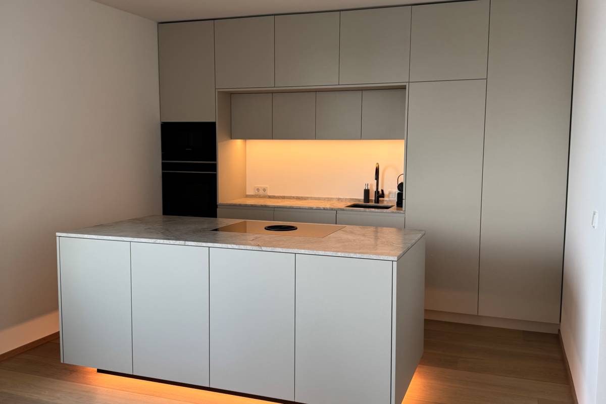 Küche, warmer Grauton, Stein hell, Sockelbeleuchtung