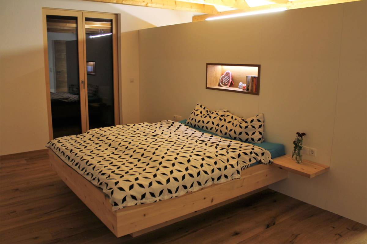 Schlafzimmer Zirbe Beleuchtung Massiv