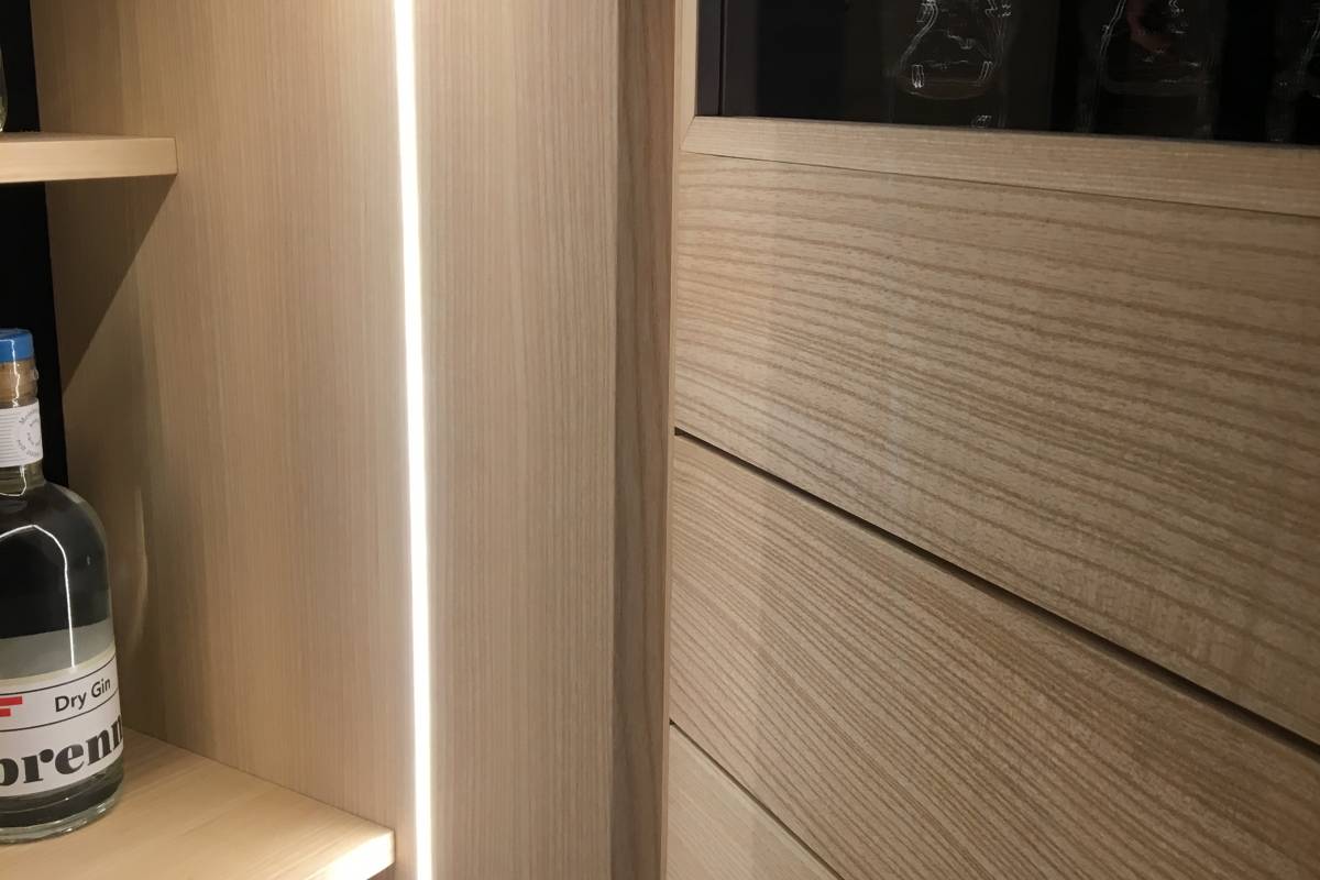 LED Massivholz Esche Schrank Möbel