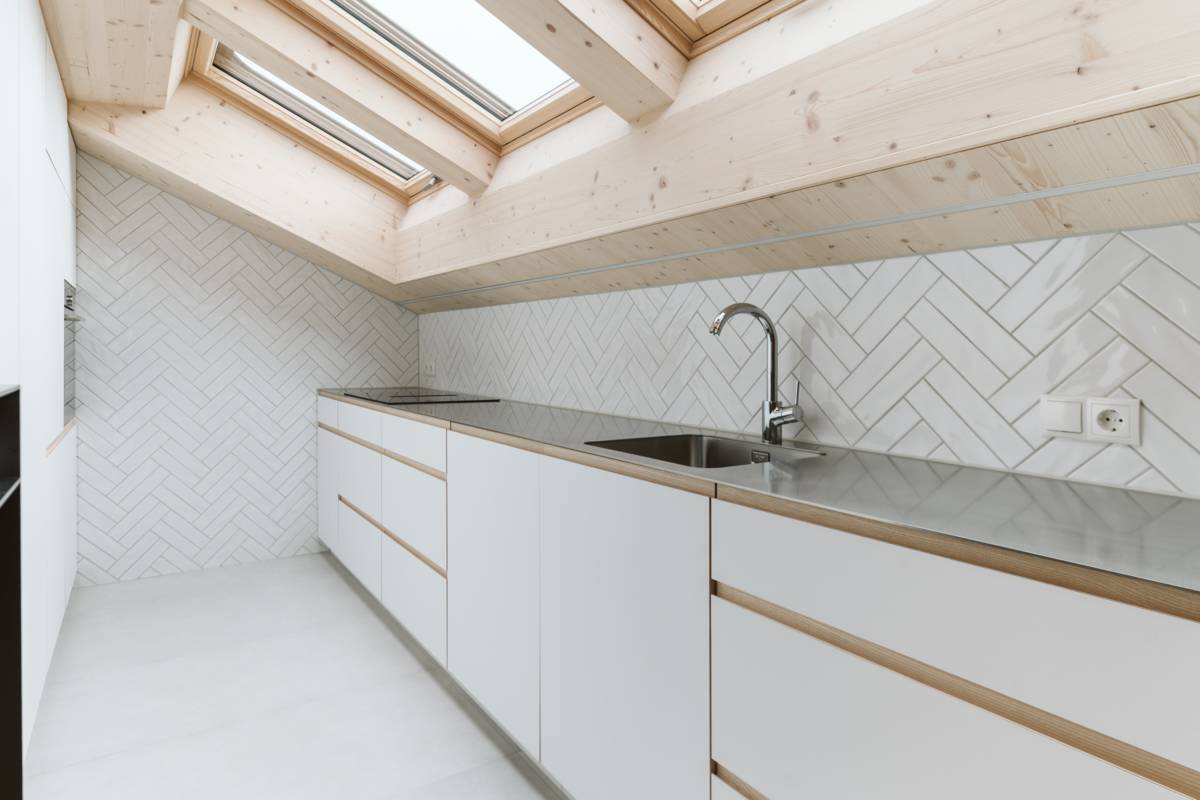 Küche Weiß Esche Holz Matt Griffdetail Edelstahl