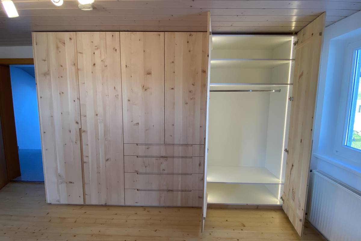 Schlafzimmer LED Licht automatisch Zirbe