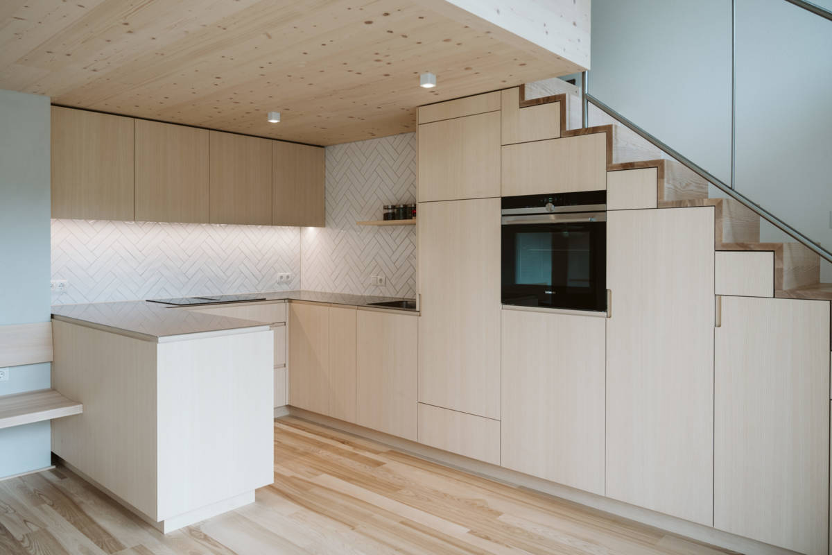 Küche Treppenverbau Esche Holz Furnier