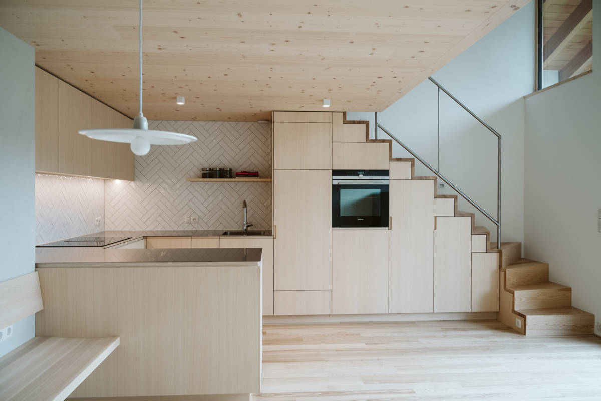 Küche Treppenverbau Esche Holz Furnier