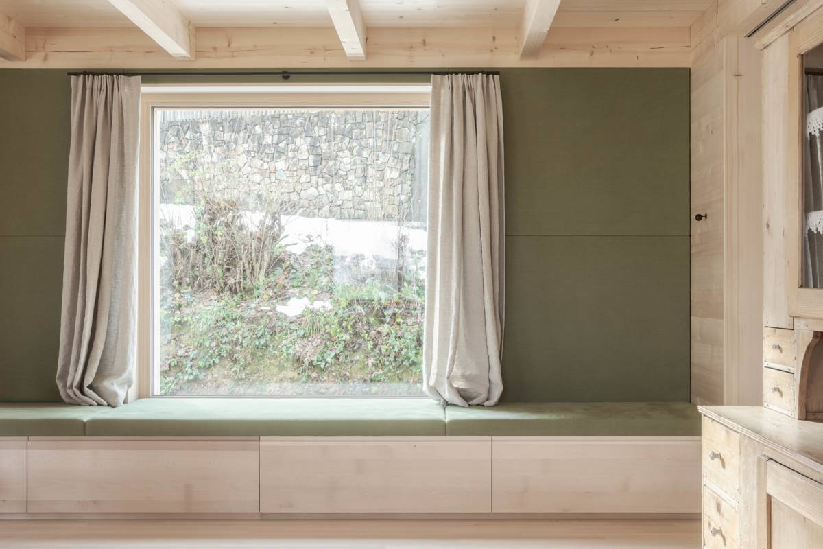 Liegefenster, Massivholz, Polsterflächen, Vorhang,