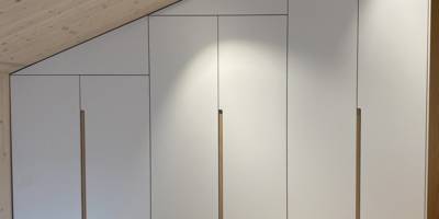 Dachschrägenschrank Weiß Esche Grifflösung