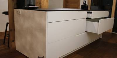 Küche Insel weiß Katze Schleiflack