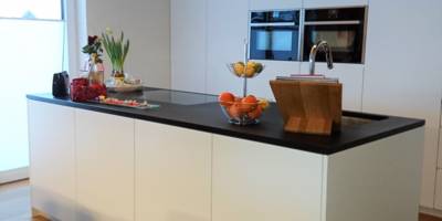 Küche Weiß Schleiflack Stein