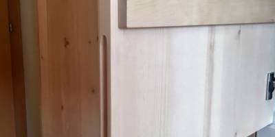 Schlafzimmer Zirbe weiß massiv Griffprofil