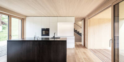 Dunkle Insel, Küche, Weiß, Holz, Bregenzerwald