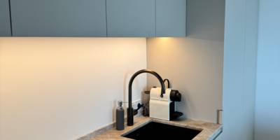 Küche, warmer Grauton, Stein hell, Küchennische