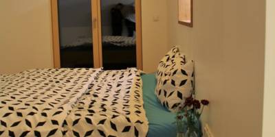 Zirbe Schlafzimmer beleuchtet