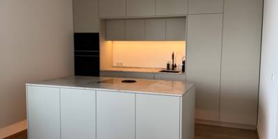 Küche, warmer Grauton, Stein hell, Sockelbeleuchtung