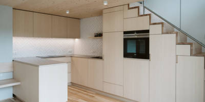 Küche Treppenverbau Esche Holz Furnier