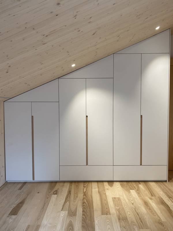 Dachschrägenschrank Weiß Esche Grifflösung