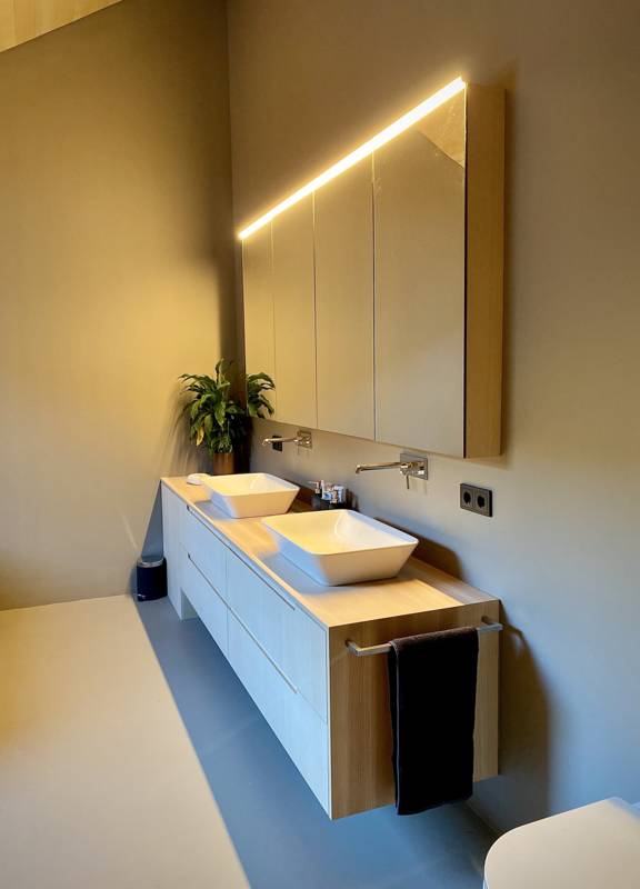 Bad LED Spiegelschrank Esche