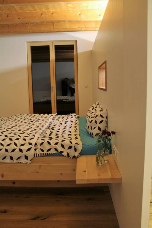 Zirbe Schlafzimmer beleuchtet