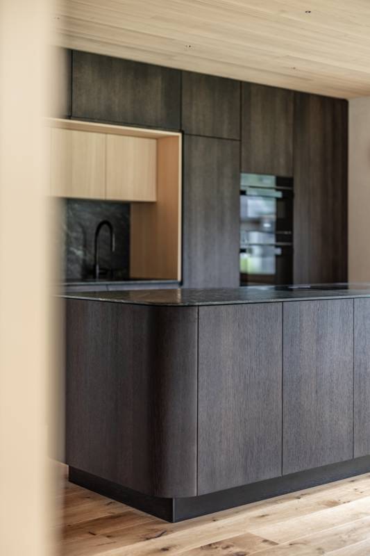 Küche dunkel Holz, Runde Kücheninsel