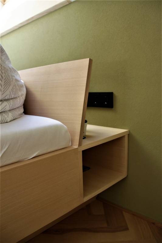 Esche_Bett_Grün_Schwarz