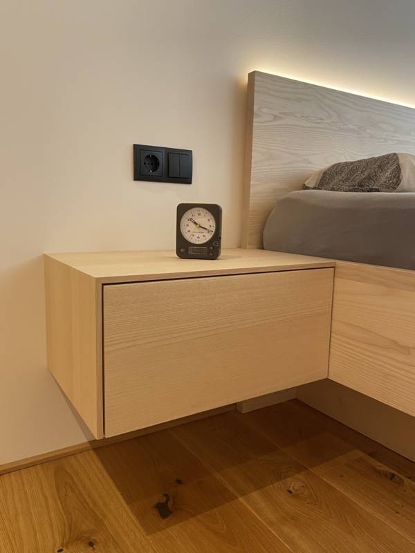 Nachtkästchen Esche dünn hell